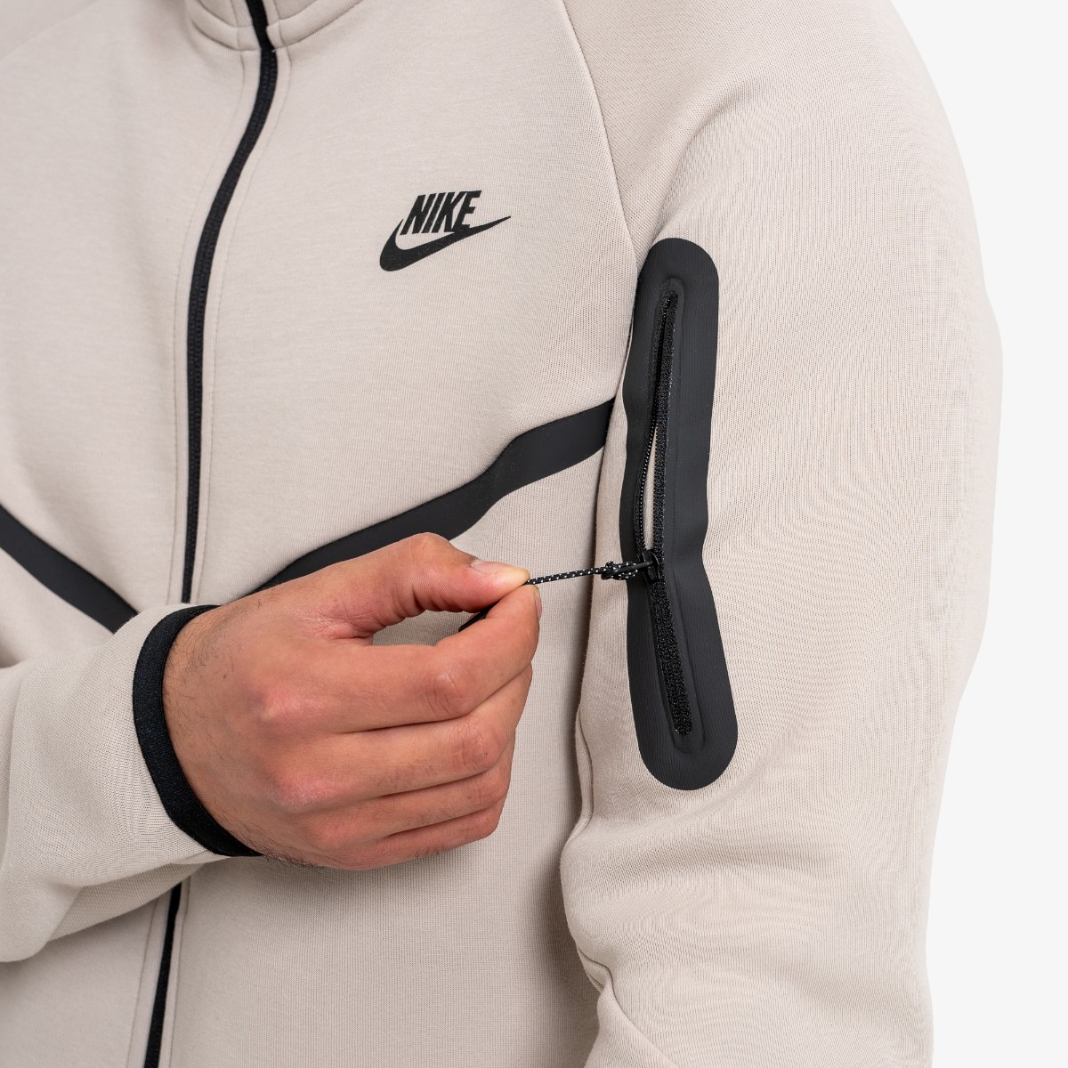 Nike Tech thumbnail 3