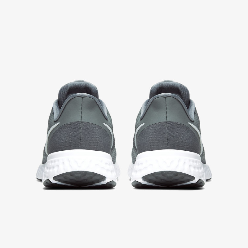 Nike Revolution 5 