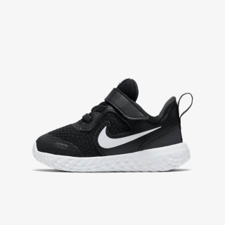 Nike Revolution 5 