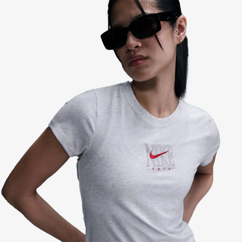 Nike W NSW SS SLIM TEE PNX GRX 
